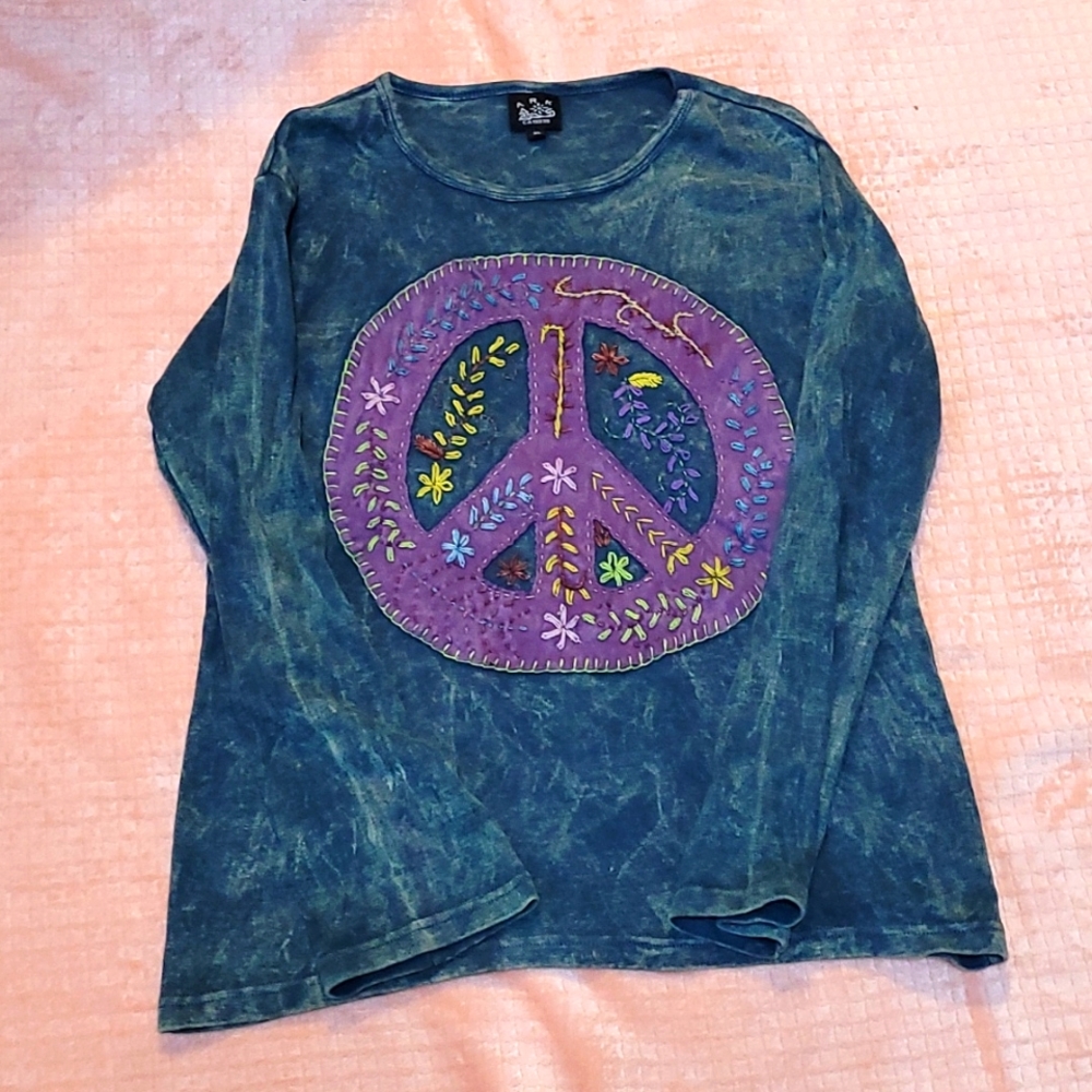 Peace sign motif shirt